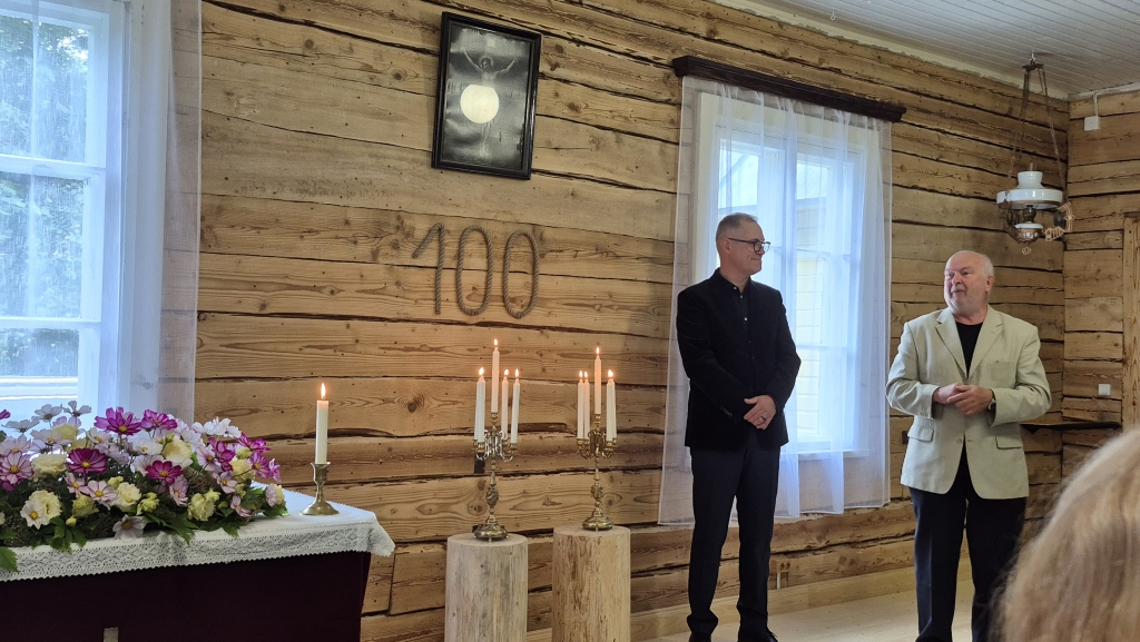 Nabala palvemaja 100. Valla poolt kingitud restaureeritud 19. sajandi pronkslühtrid andsid üle vallavanem Marek Vainola ja koduloolane Ardo Niinre.