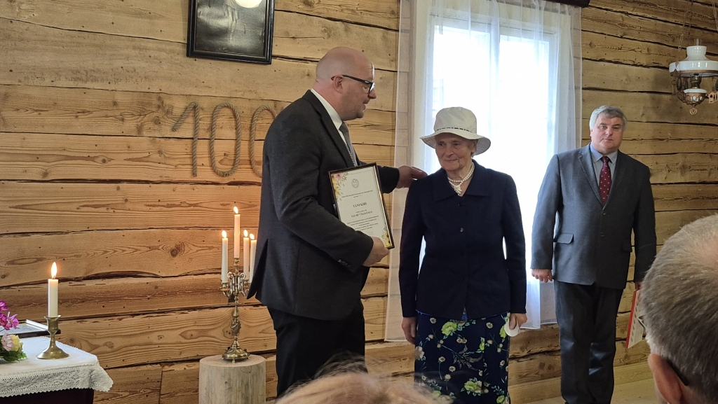 Nabala palvemaja 100. Vennastekoguduse peavanem Tanel Ots annab üle tänukirja Salme Väljatagale olulise panuse eest palvemaja heaks.